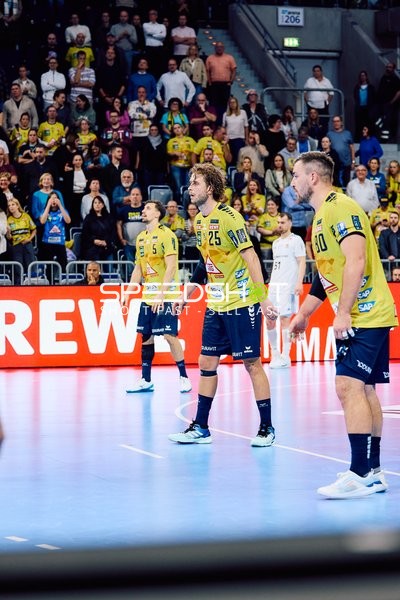 Spieler von Rhein Neckar Löwen in Abwehrhaltung