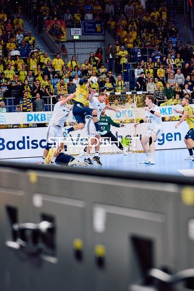 Spieler von Rhein Neckar Löwen springt zum Torwurf.