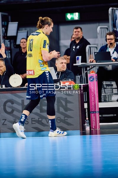 Ein Spieler von Rhein Neckar Löwen verlässt das Spielfeld.