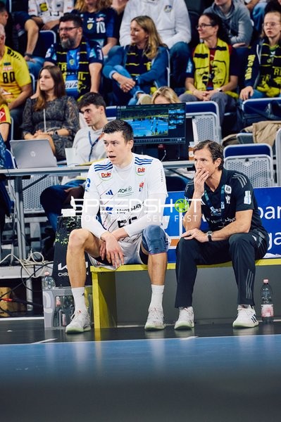 Ein Spieler von HSV Hamburg sitzt auf der Auswechselbank.