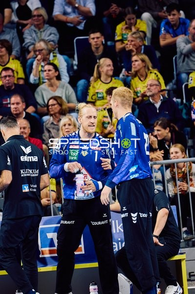 Spielbesprechung während einer Auswechslung