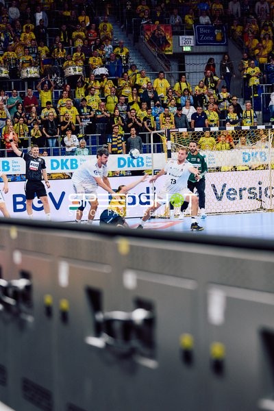 Ein Spieler der Rhein Neckar Löwen verteidigt gegen einen angreifenden Spieler von HSV Hamburg.