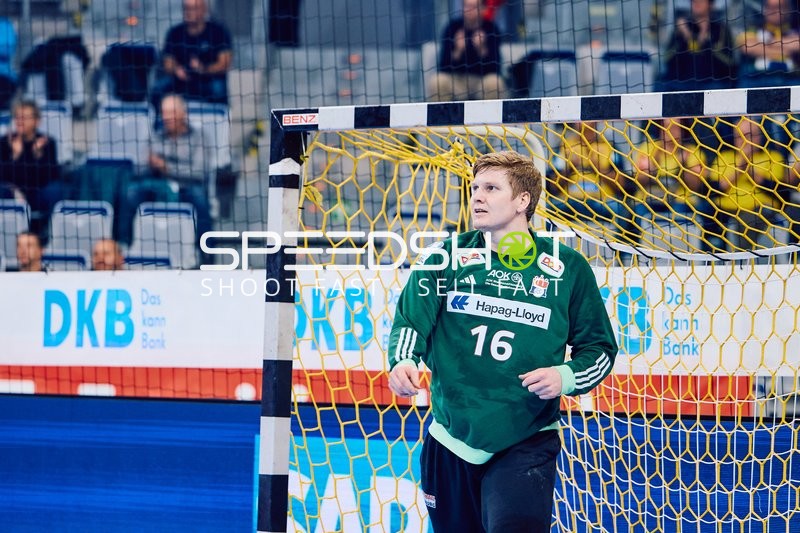 Ein Torwart steht im Tor und beobachtet das Spielgeschehen.