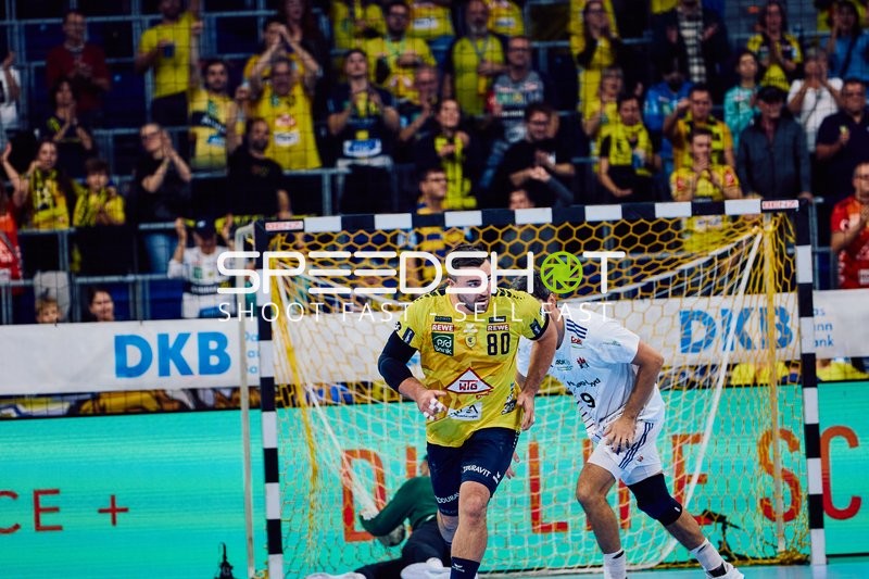 Jannik Kohlbacher von den Rhein Neckar Löwen erzielt ein Tor.