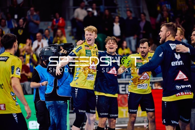 Jubelnde Spieler von Rhein Neckar Löwen nach einem erfolgreichen Spiel.