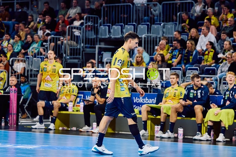 Ein Spieler der Rhein Neckar Löwen geht über das Spielfeld.