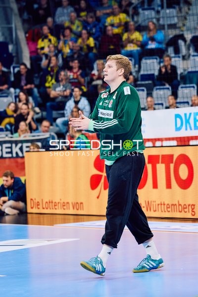 Ein Spieler von Rhein Neckar Löwen, Kevin Gerwin, steht auf dem Spielfeld.