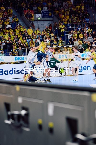 Ein Spieler des HSV Hamburg versucht, ein Tor gegen die Rhein Neckar Löwen zu erzielen.