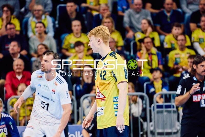 Ein Spieler der Rhein Neckar Löwen bewegt sich in Richtung des Balls.