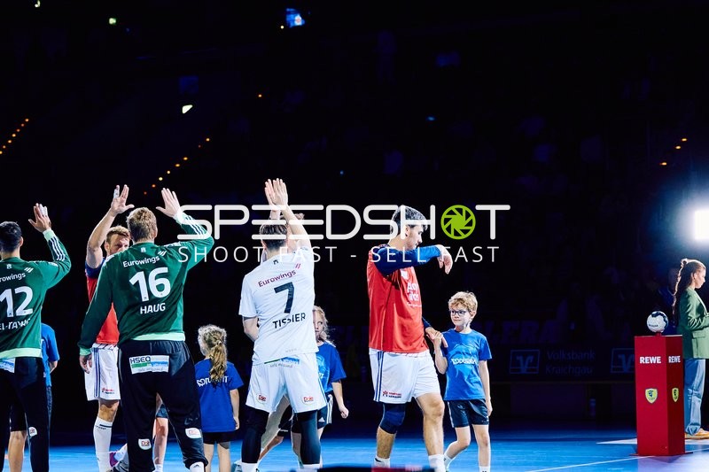 Einlauf der Spieler und Kinder vor dem Spiel.