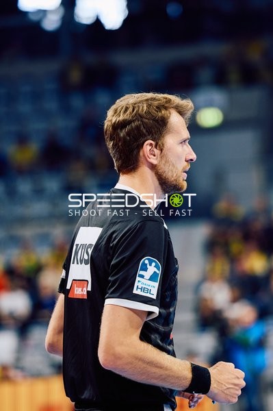 Ein Schiedsrichter beobachtet das Spielgeschehen.