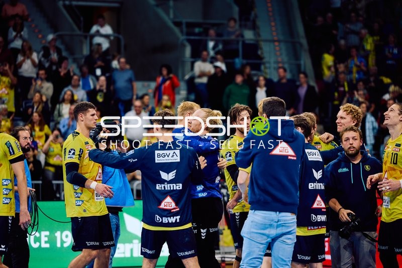 Spieler von Rhein Neckar Löwen feiern