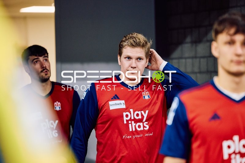 Spieler betreten das Spielfeld oder bereiten sich auf das Spiel vor.