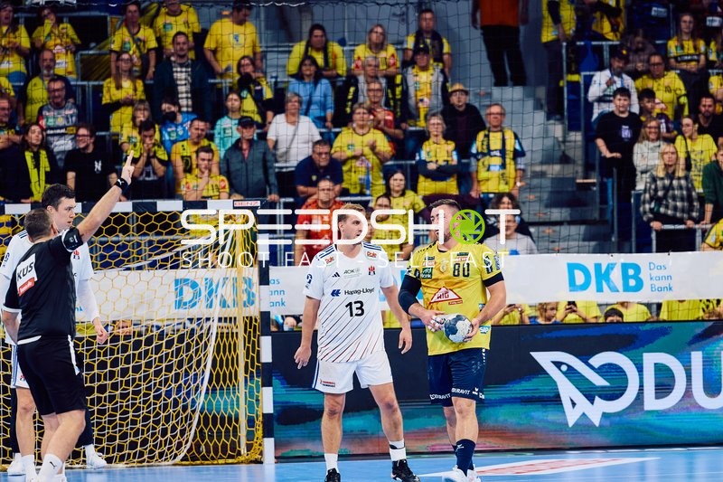 Ein Schiedsrichter zeigt eine Entscheidung auf dem Spielfeld an.