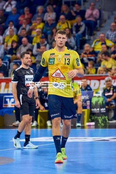 Spieler auf dem Spielfeld bei einem Handballspiel.
