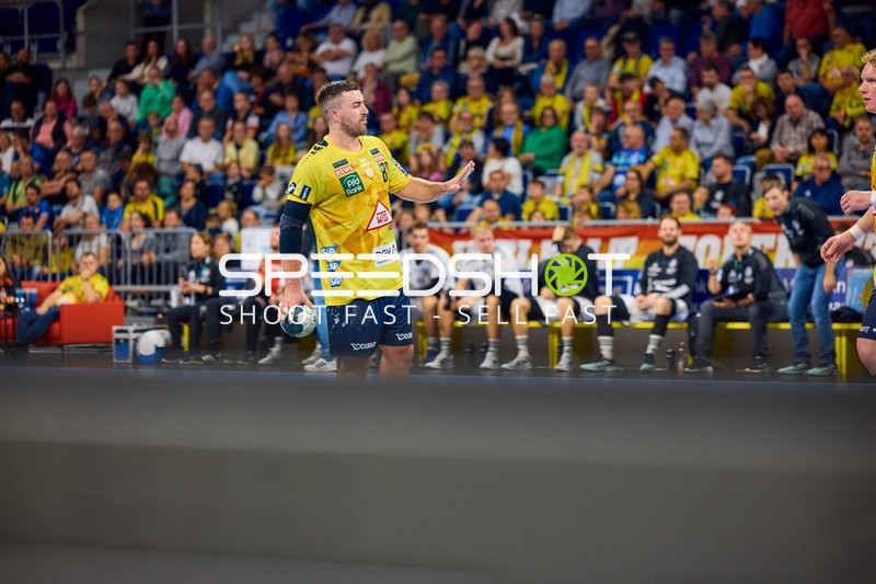 Ein Spieler der Rhein Neckar Löwen auf dem Spielfeld mit dem Ball in der Hand.
