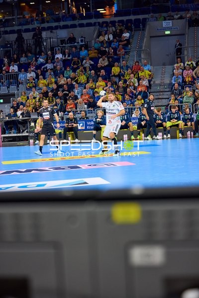 Ein Spieler der Rhein Neckar Löwen wirft den Ball.