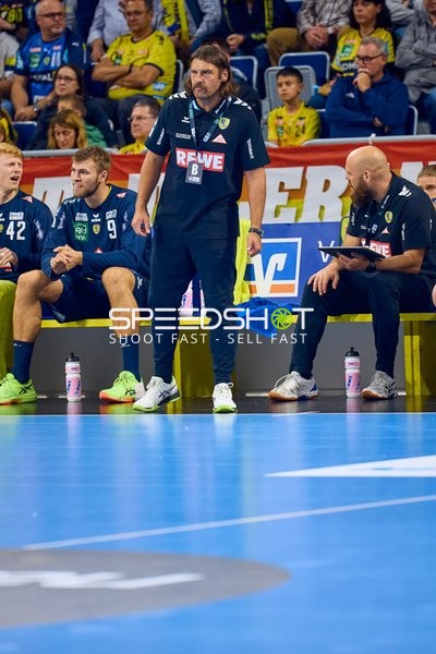 Der Trainer der Rhein Neckar Löwen, Sebastian Hinze, hält während des Spiels eine Besprechung ab.