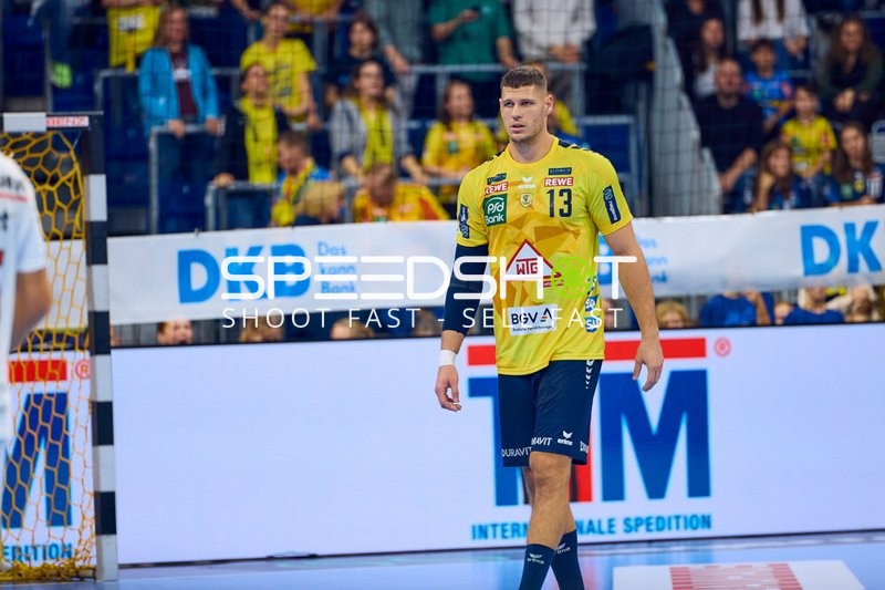 Ein Spieler der Rhein Neckar Löwen geht über das Spielfeld.