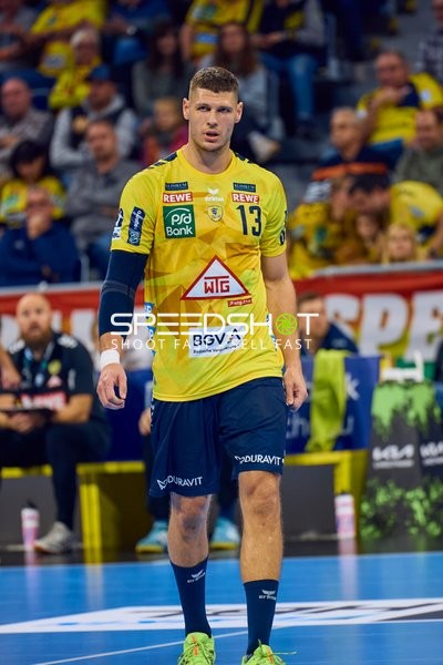 Ein Spieler von Rhein Neckar Löwen auf dem Spielfeld.