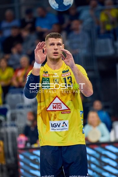 Ein Spieler der Rhein Neckar Löwen, Sebastian Heymann, ist bereit, den Ball zu werfen.