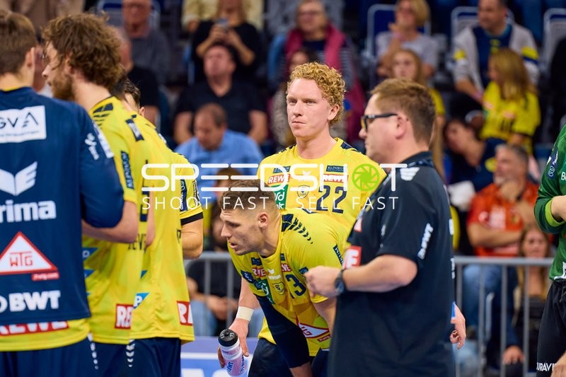 Spielbesprechung während einer Unterbrechung