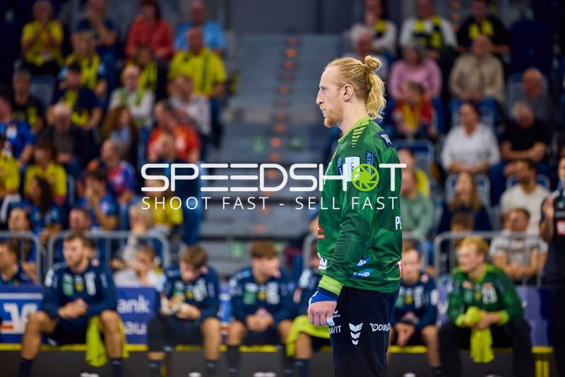 Ein Spieler steht am Spielfeldrand