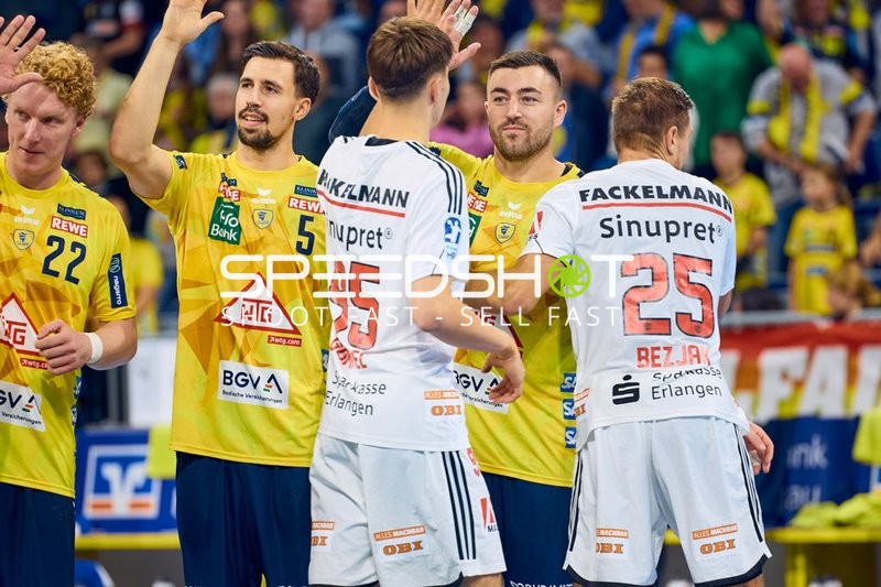 Spieler begrüßen sich nach dem Spiel.