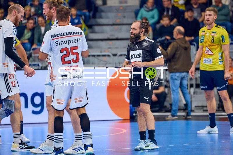 Spieler von Rhein Neckar Löwen und HC Erlangen im Gespräch mit dem Schiedsrichter.