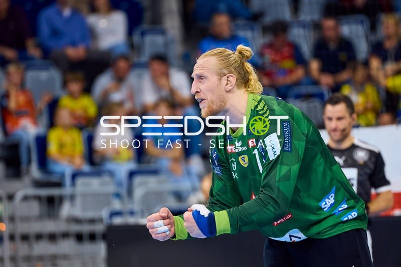 Der Torwart von Rhein Neckar Löwen, Mikael Appelgren, feiert eine erfolgreiche Aktion.