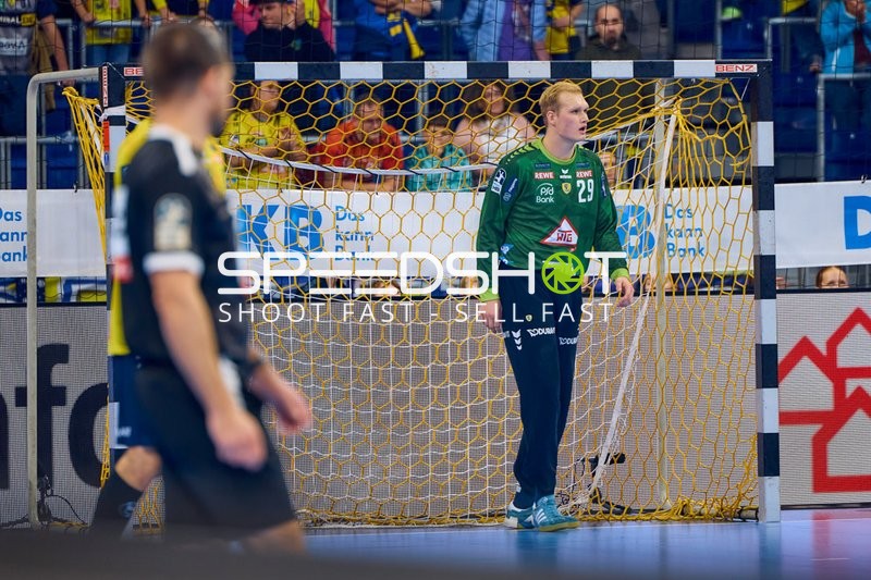 Torwart steht im Tor