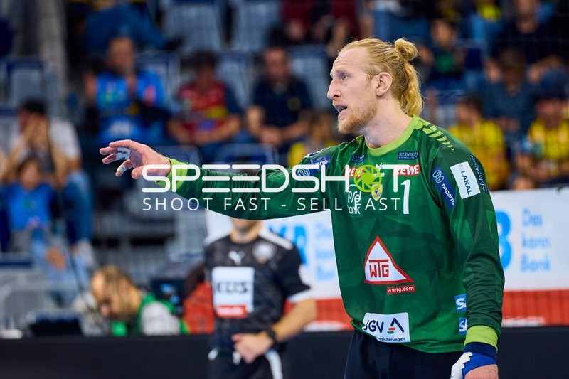 Ein Spieler der Rhein Neckar Löwen gibt Anweisungen während des Spiels.