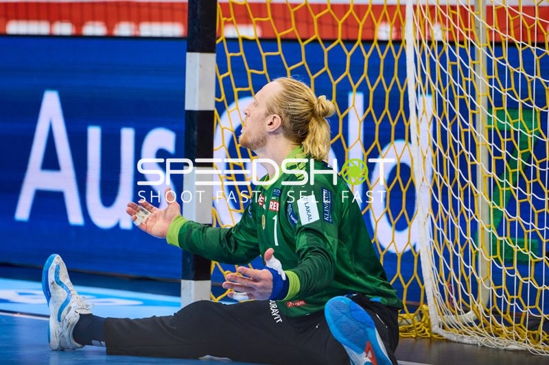 Ein Torhüter sitzt gestikulierend auf dem Boden.