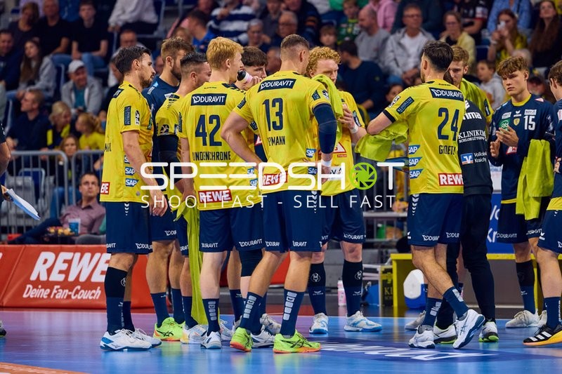 Teambesprechung der Rhein Neckar Löwen während des Spiels