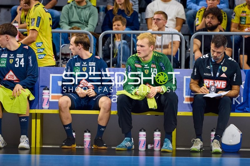 Spieler der Rhein Neckar Löwen sitzen auf der Ersatzbank.