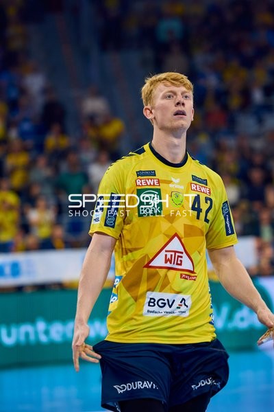 Ein Spieler von Rhein Neckar Löwen ist auf dem Spielfeld zu sehen.