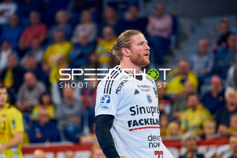 Ein Spieler des HC Erlangen beobachtet das Spielfeld.