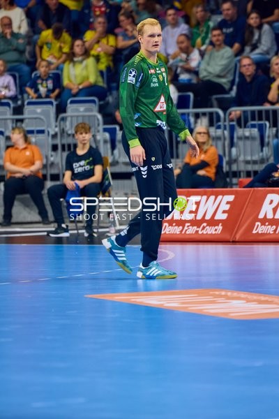 Ein Spieler der Rhein Neckar Löwen steht auf dem Spielfeld.