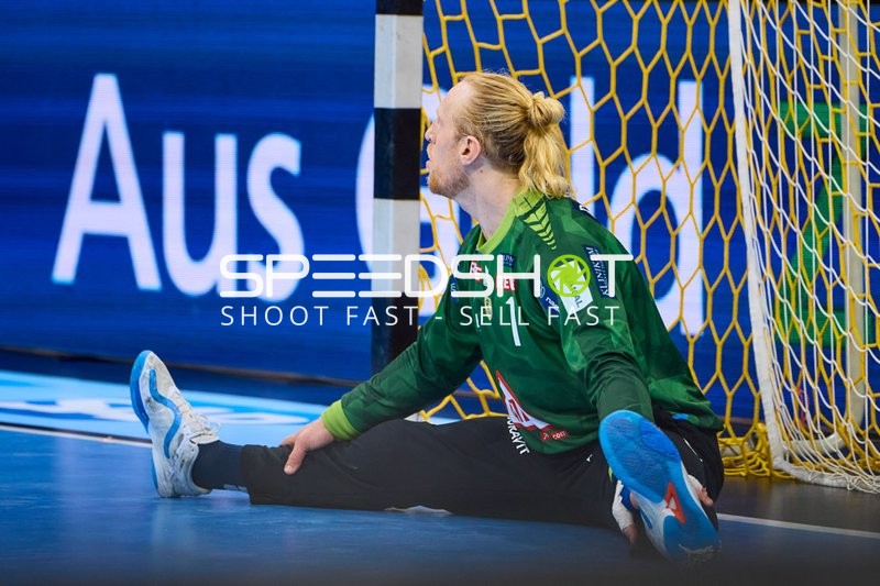 Torwart sitzt im Tor nach einer Parade.