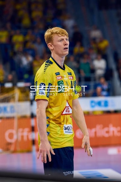 Ein Spieler der Rhein Neckar Löwen steht auf dem Spielfeld.