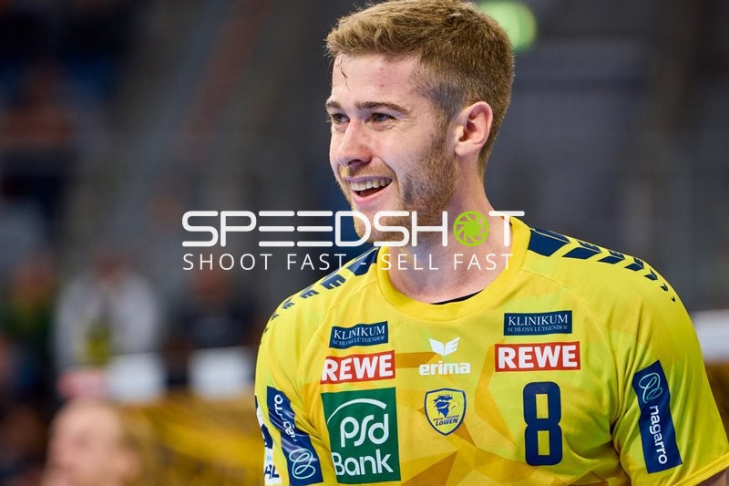 Spieler während des Spiels lächelnd auf dem Spielfeld