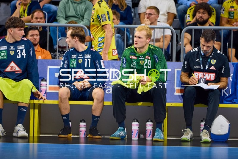 Spieler auf der Bank diskutieren