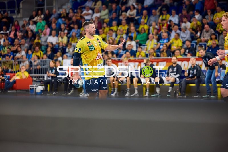 Ein Spieler der Rhein Neckar Löwen bereitet sich auf das Spiel vor.