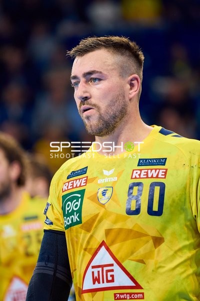 Spieler betrachtet fokussiert das Spielfeld