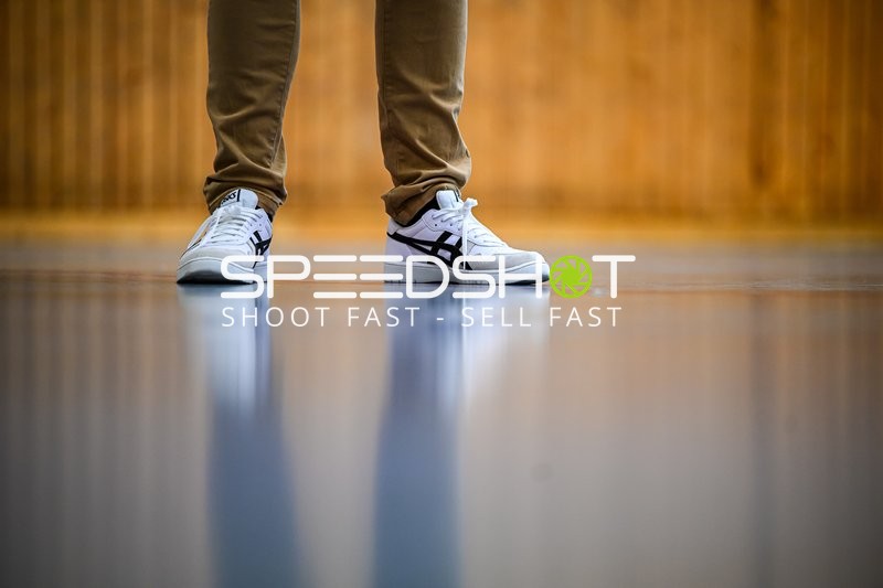 Stehende Person in Turnschuhen