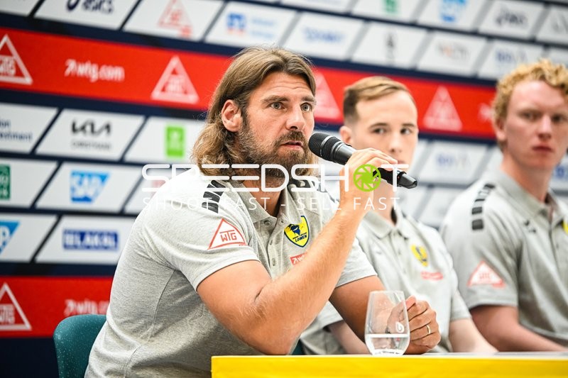 Pressekonferenz der Rhein-Neckar Löwen mit Rednern am Tisch.