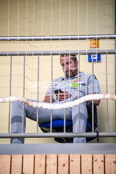 Sitzende Person benutzt Smartphone.