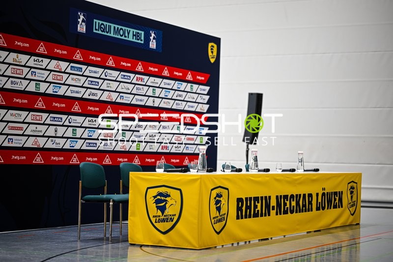 Pressekonferenz-Setup