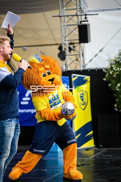 Das Maskottchen Conny der Rhein-Neckar Löwen ist auf der Bühne während der Saisoneröffnung.