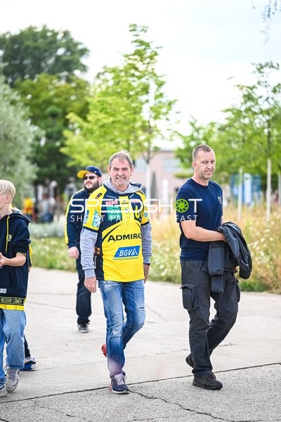 Zuschauer auf dem Weg zum Spiel